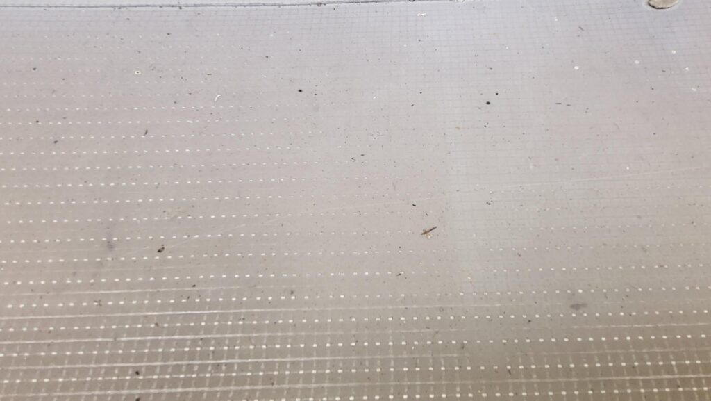 Ukázka začínající povrchové degradace PVC fólie