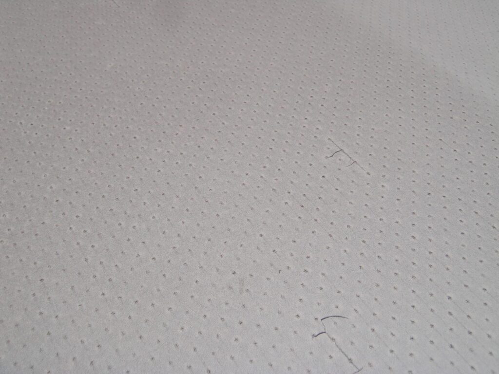 Ukázka začínající povrchové degradace PVC fólie