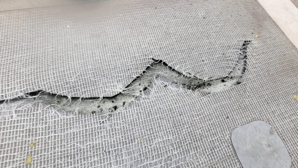 Ukázka totální destrukce hydroizolační fólie PVC folie